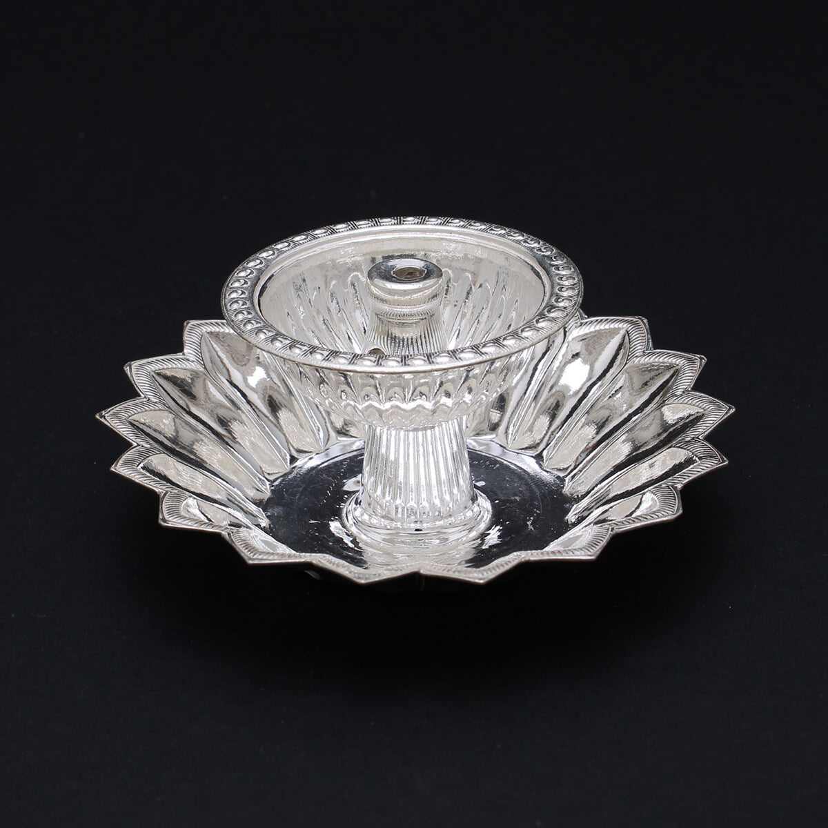 Exquisite Floral Motif Silver Diva