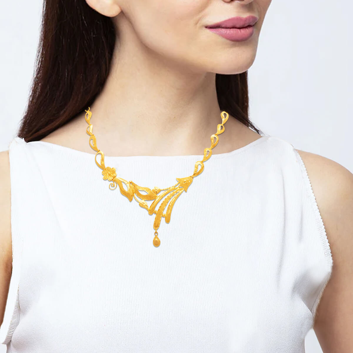 Lusturous Graceful Gold Short Necklace