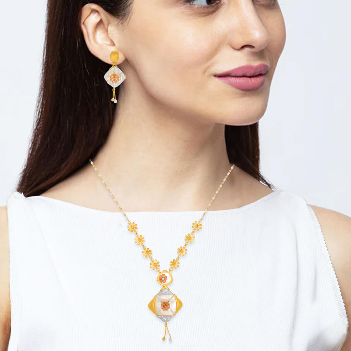 Splendid Elegance Gold Short Necklace_GNKD23041257_GERD23041258