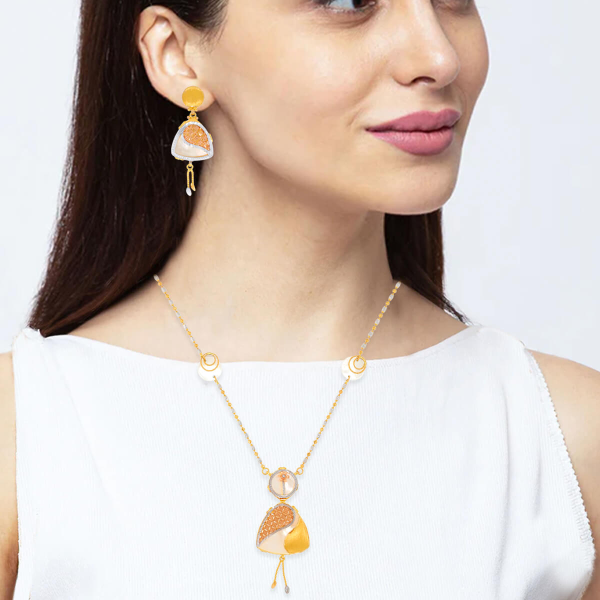 Alluring Shine Gold Short Necklace