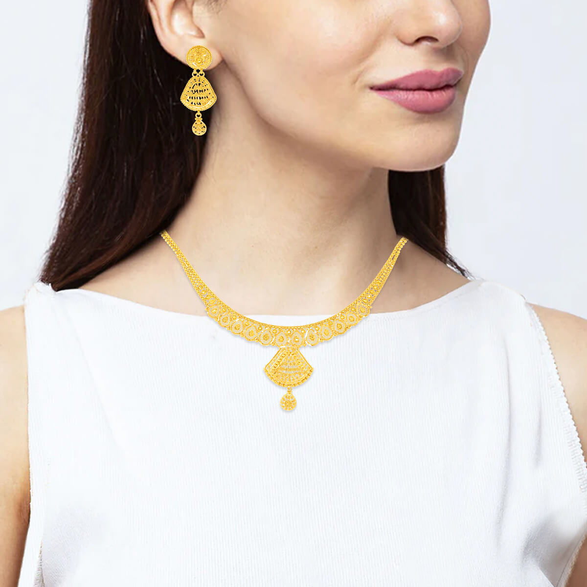 Gold Short Necklace with Classic Elegance