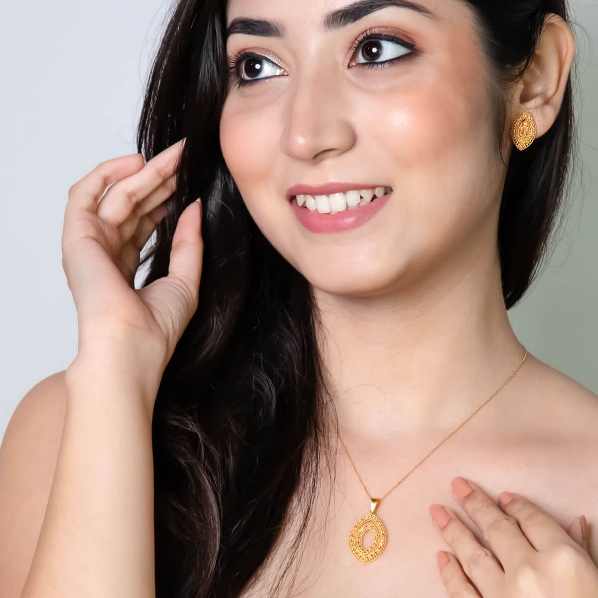 Captivating Shine Gold Pendant Set
