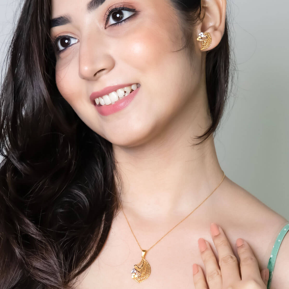 Natural Glow Gold Pendant Set