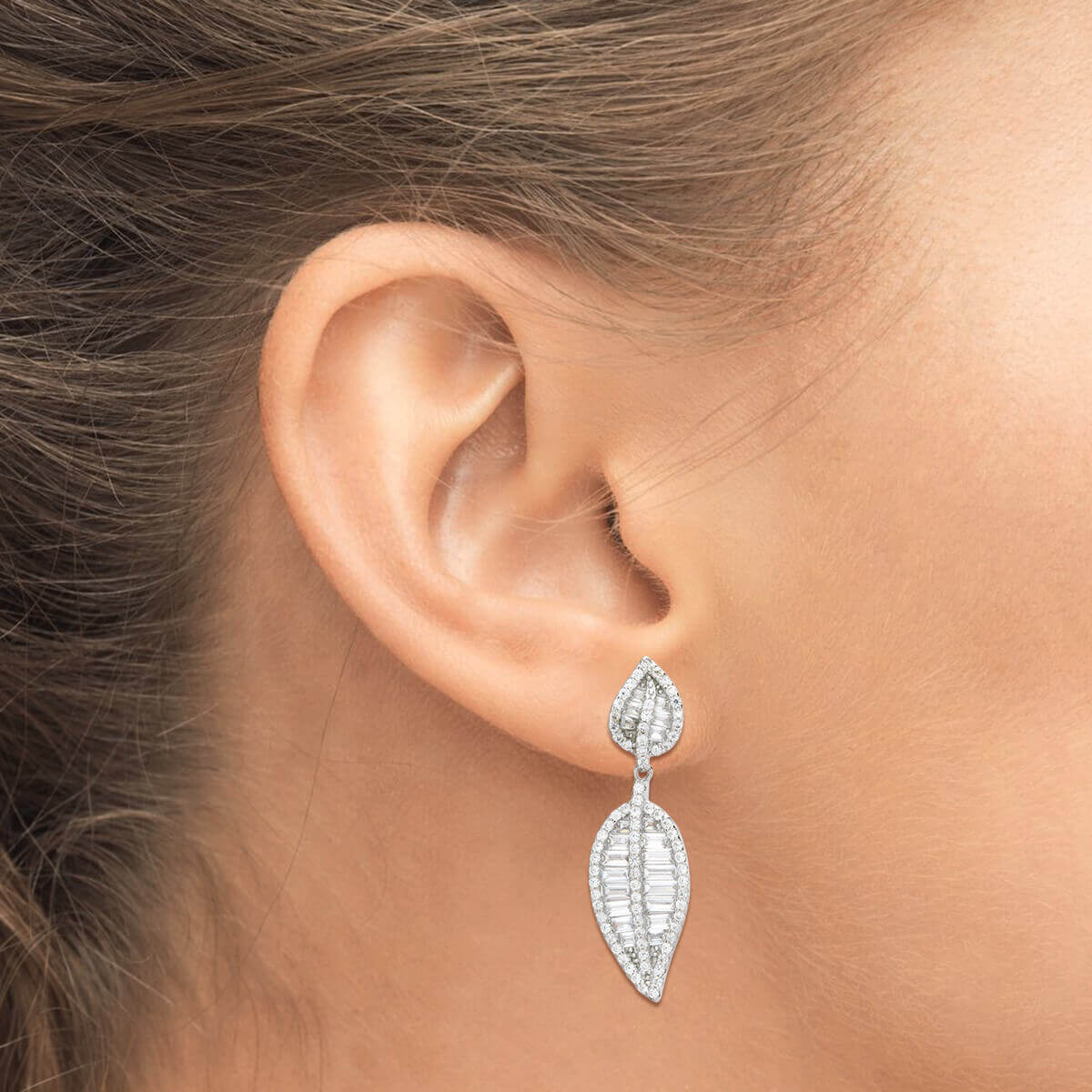 Swaying Leaf Dangle Earrings In Silver