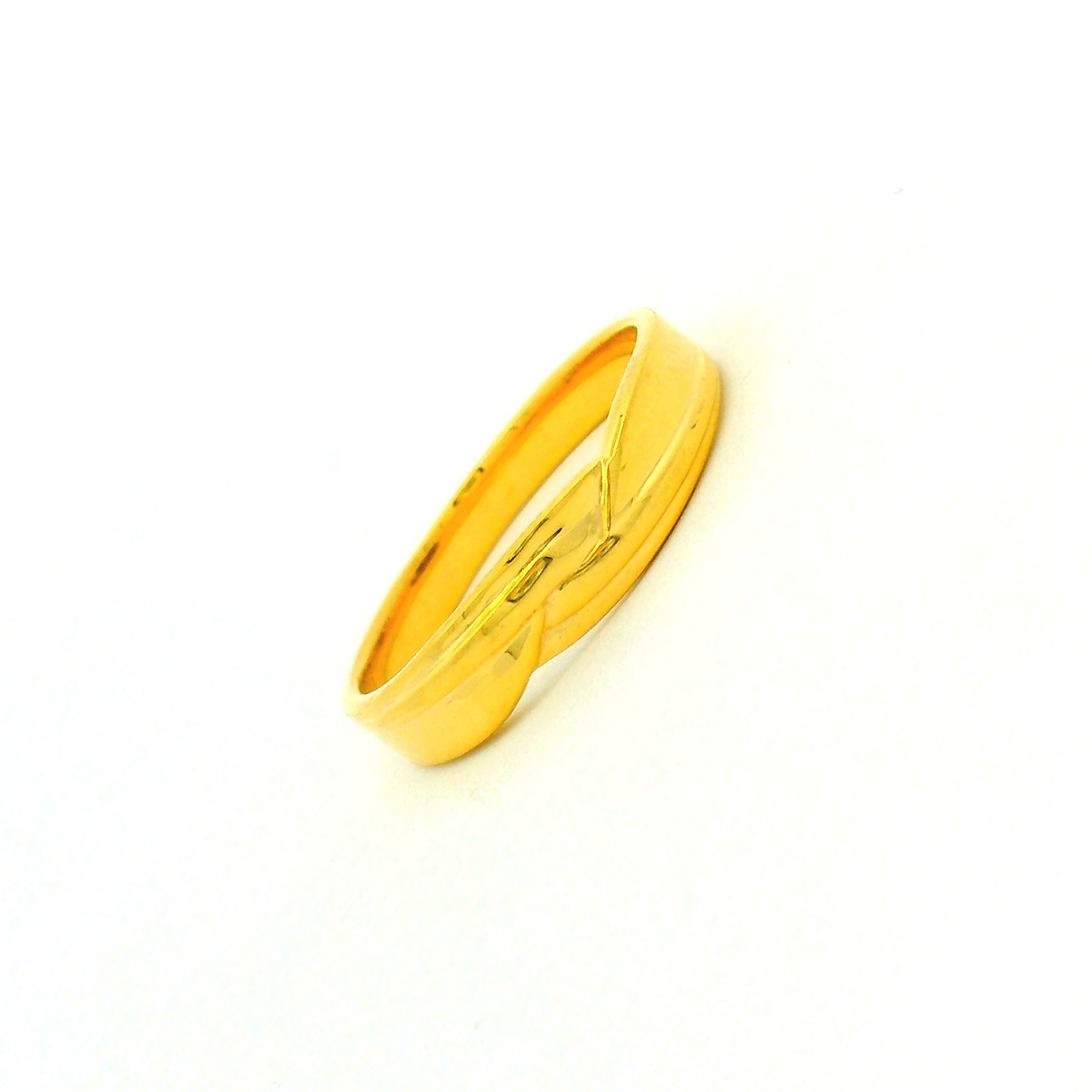 Bond in Style Gold Couple Rings