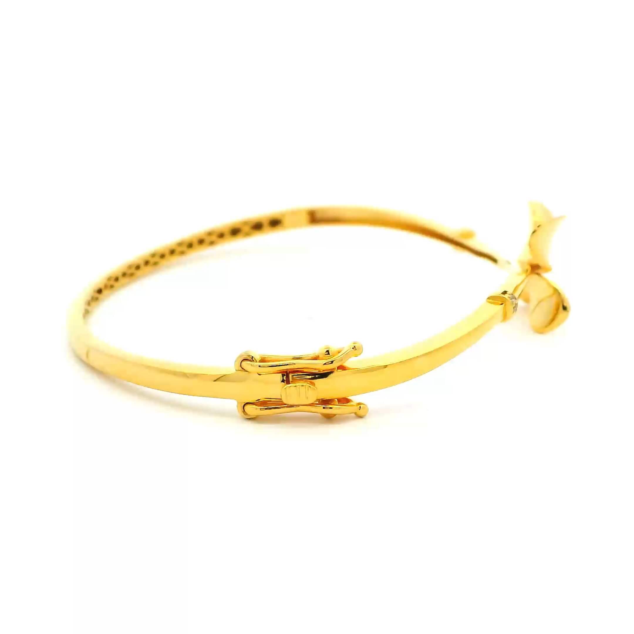 Elegant and Minimal Gold Bracelet for Women