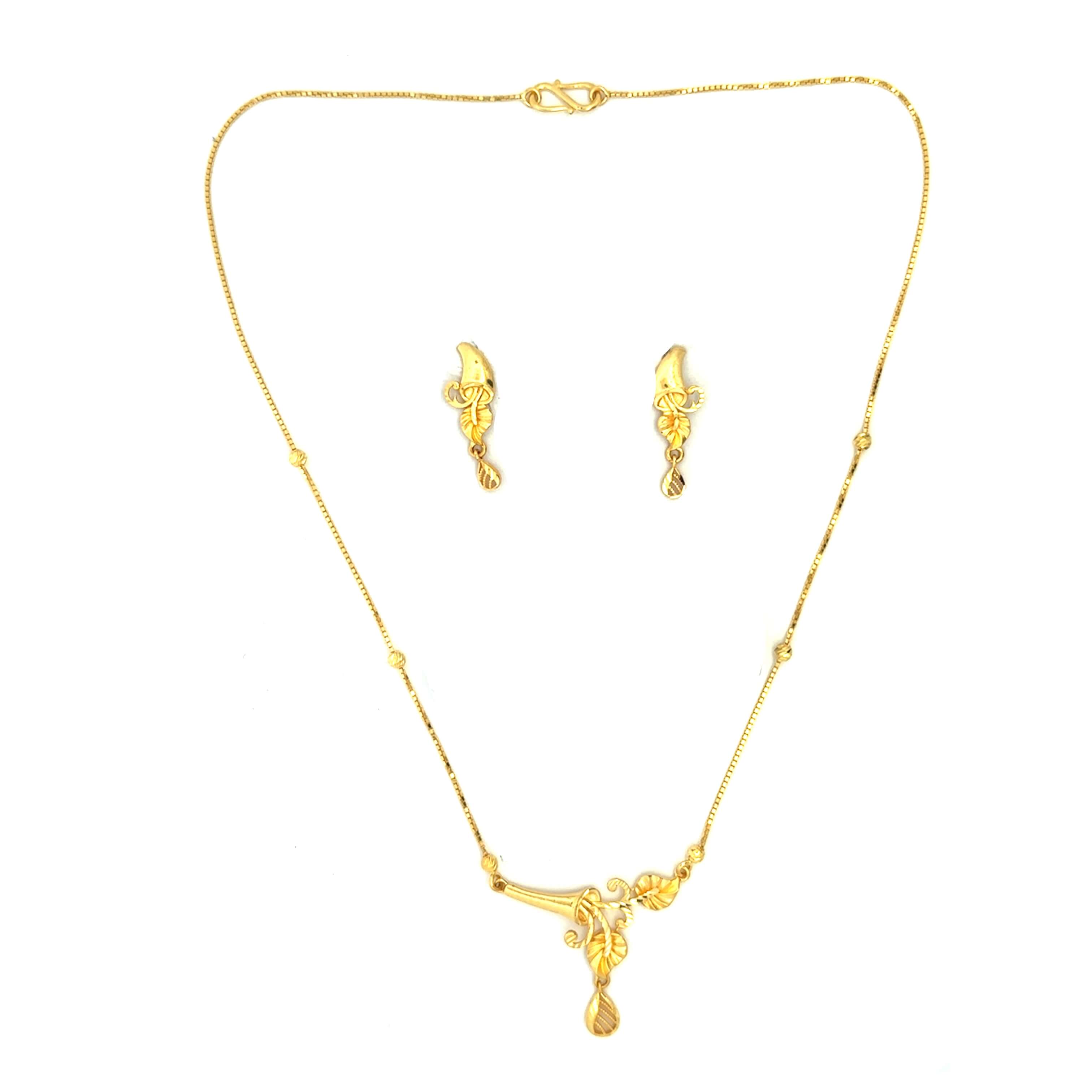 Auroa Charm Gold Necklace Set