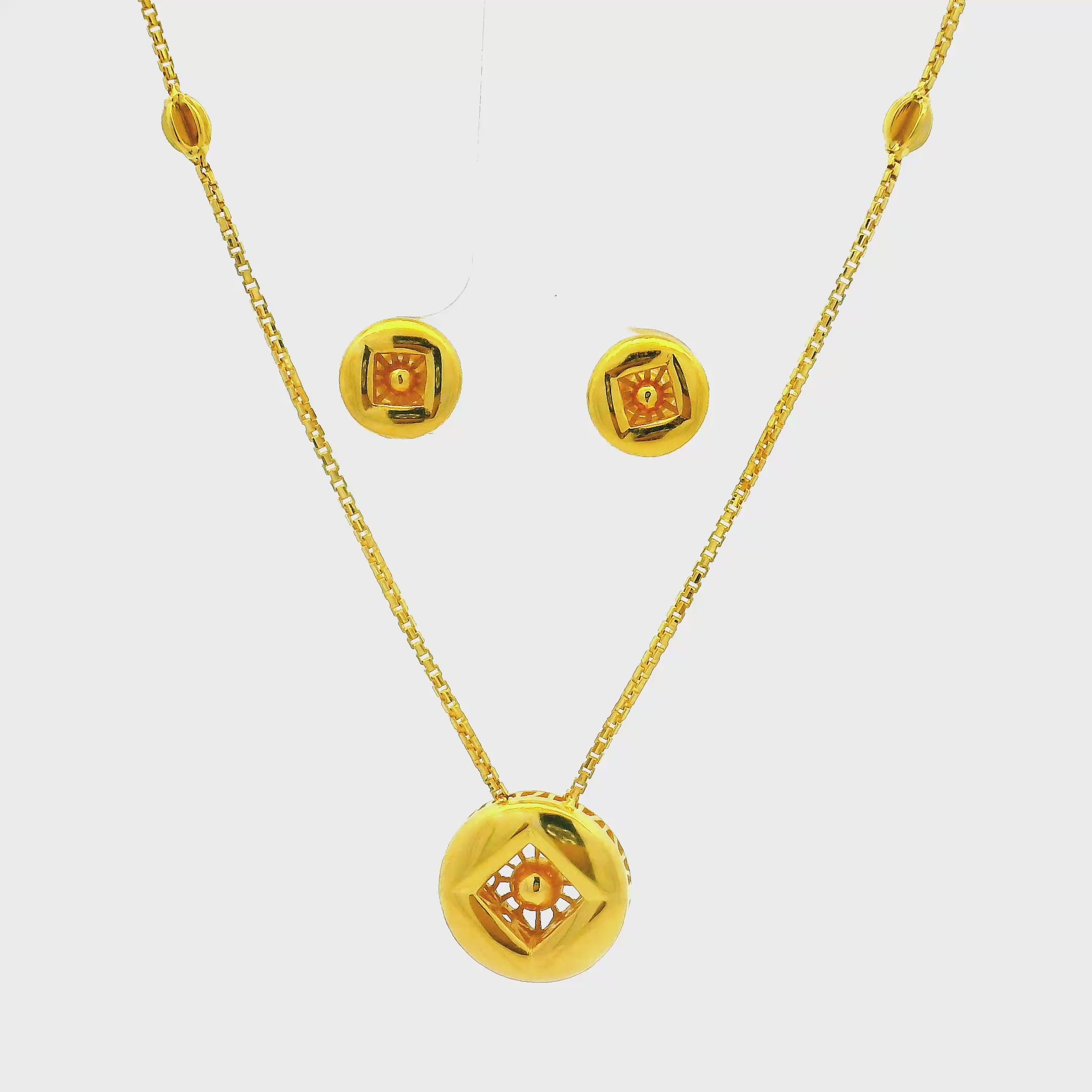 Refined Elegance Gold Necklace